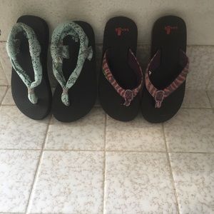$ 25 for the both sandals  girl’s sanuk